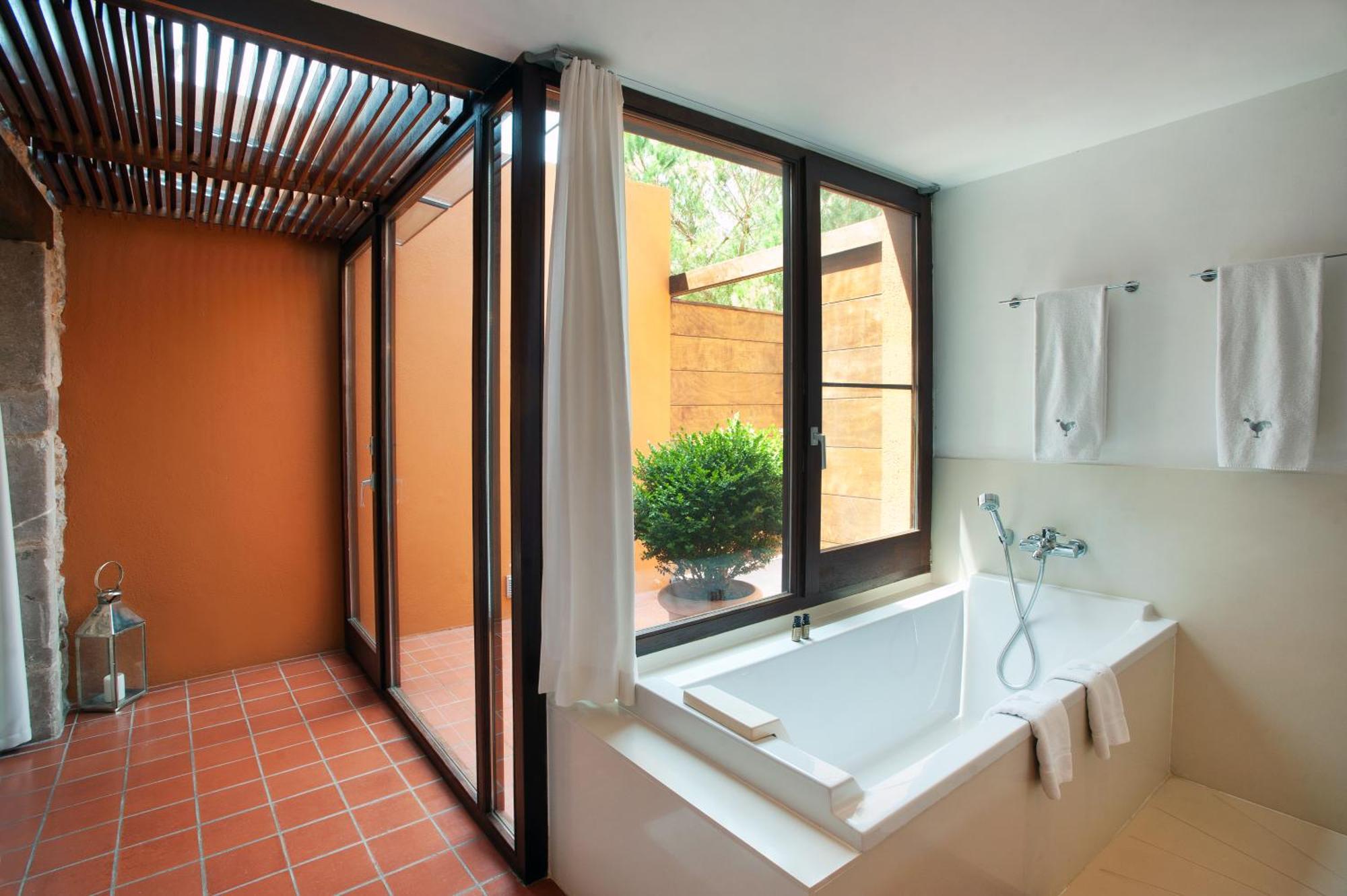 Mas Falgarona Hotel Boutique & Spa Avinyonet de Puigventós الغرفة الصورة